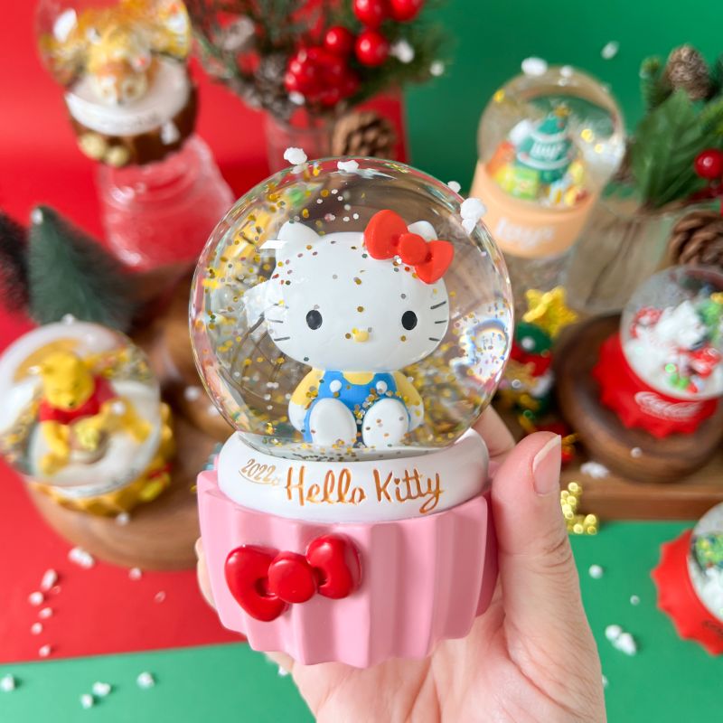▲Kitty杯子蛋糕水晶球，預購價199元，大尺寸直徑8公分，2022年聖誕限定款。（圖／7-11提供）