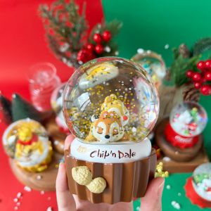 ▲奇奇蒂蒂杯子蛋糕水晶球，預購價199元，大尺寸直徑8公分，2022年聖誕限定款。（圖／7-11提供）