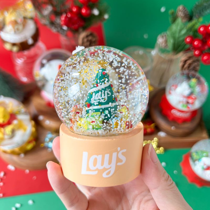 ▲樂事首次推出聖誕獨家水晶球，內含水晶球＋意和包2盒，售價249元。（圖／7-11提供）