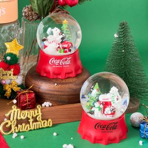 ▲可口可樂聖誕水晶球2款，售價599元。（圖／7-11提供）