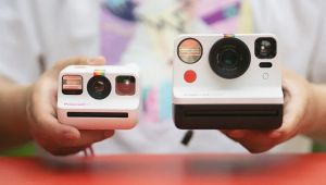 ▲7-11開放預購Polaroid最小拍立得「Polaroid Go」（圖左），相機底片套裝組3499元。