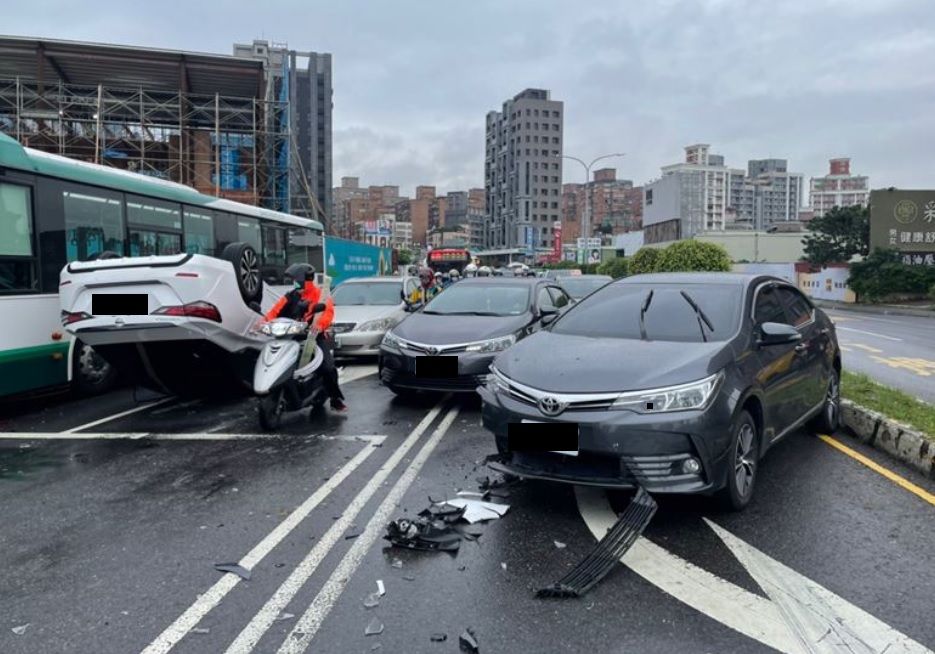 ▲新北市一名19歲男駕駛疑恍神，逆向碰撞3車又翻覆，導致車流回堵2小時塞爆。（圖／翻攝畫面）