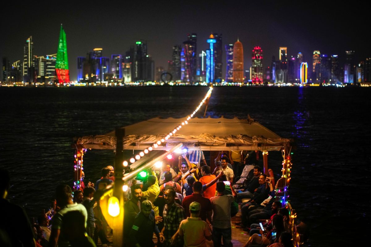 ▲世衛專家警告，隨著世界盃傳播的並非只有快樂與熱情，還可能有多種病毒。圖為世足下的卡達首都。（圖／美聯社／達志影像）