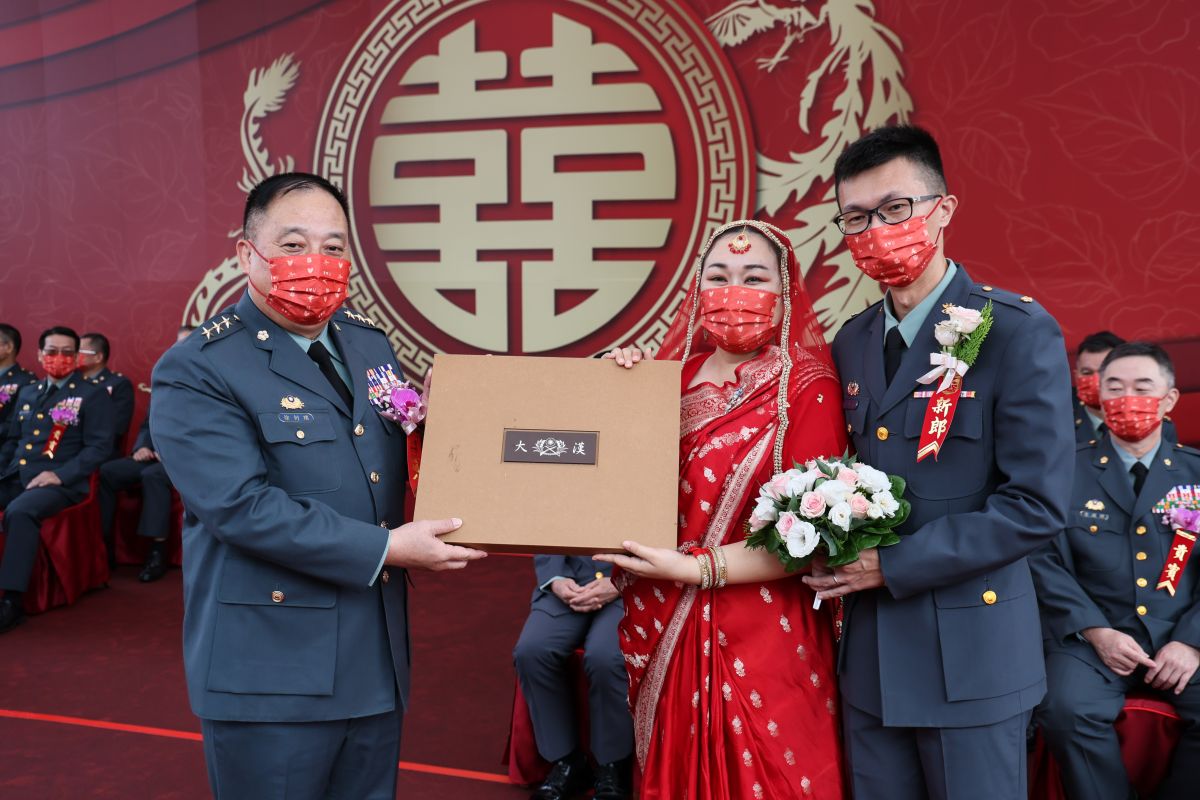 ▲陸軍司令部以「牽囍陸軍，今生唯一」為主題，盛大辦理民國111年官兵聯合婚禮，由司令徐衍璞上將親自主持並擔任證婚人。（圖／陸軍司令部提供）