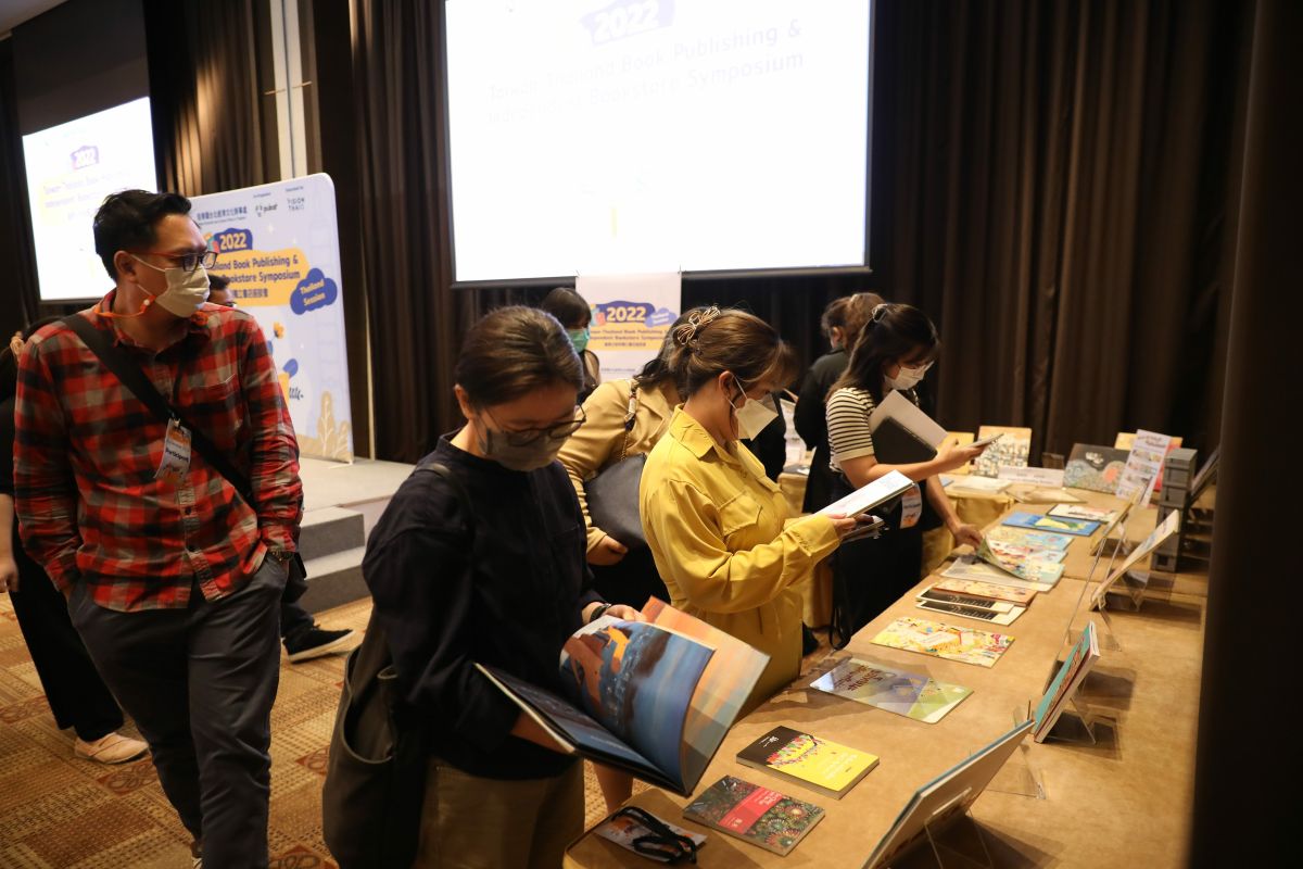 ▲台泰出版與獨立書店座談會日前在曼谷舉行，會場陳列台灣金鼎獎繪本作品等，供泰國業者翻閱。（圖／文化部提供）