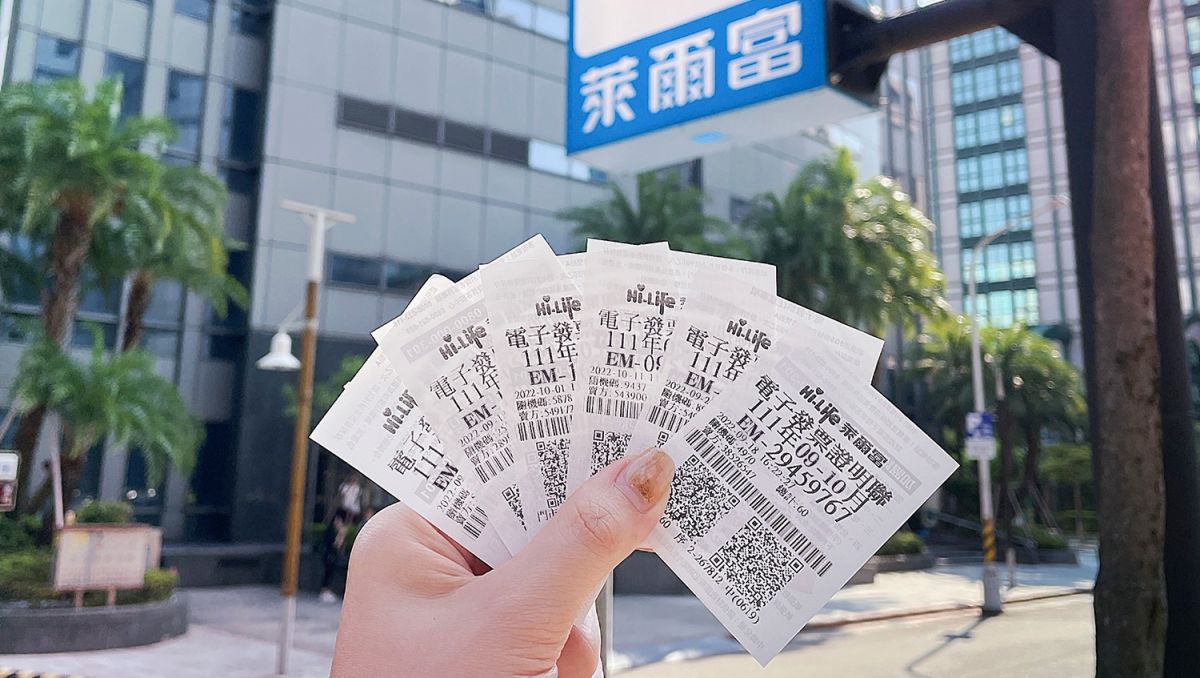 ▲111年9-10月期統一發票開獎，7-11、全家、萊爾富都有門市開出特別獎1000萬元。（圖／萊爾富提供）