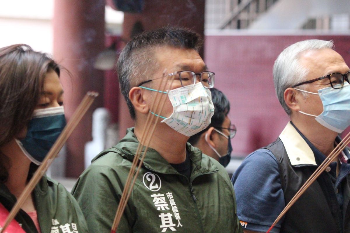 ▲蔡其昌在林靜儀等人陪同下，到烏日玉闕朝仁宮參拜「當選媽」。（圖／蔡其昌競總提供，2022.11.25）