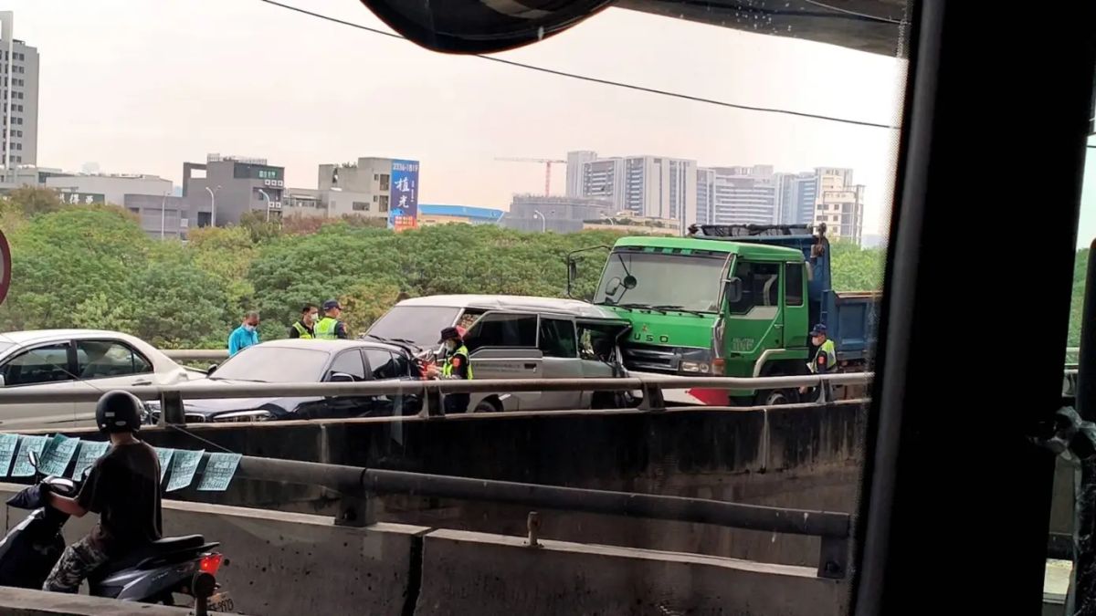 ▲台74線烏日區匝道出口，今（25日）上午，一輛砂石車疑似煞車失靈，追撞6輛正在停等紅燈的自小客車，造成3人受傷。（圖／翻攝自記者爆料網）