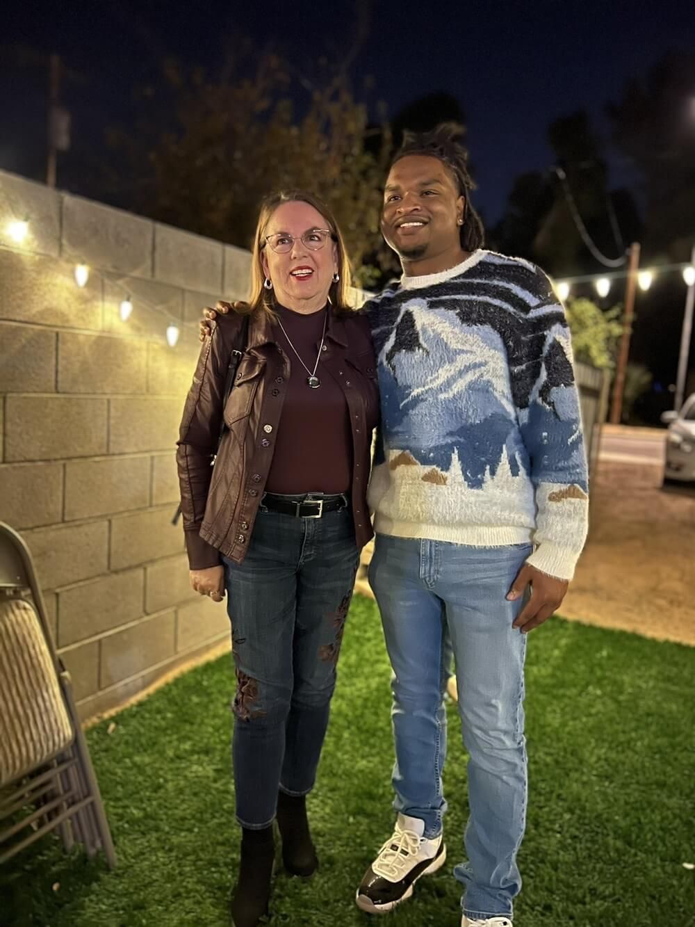 ▲美國女子鄧契（左）2016年傳簡訊想邀孫子來吃感恩節晚餐，卻誤傳給陌生人辛頓（右），兩人將錯就錯見了面，此後每年聚餐。（圖取自Jamalhinton12推特）