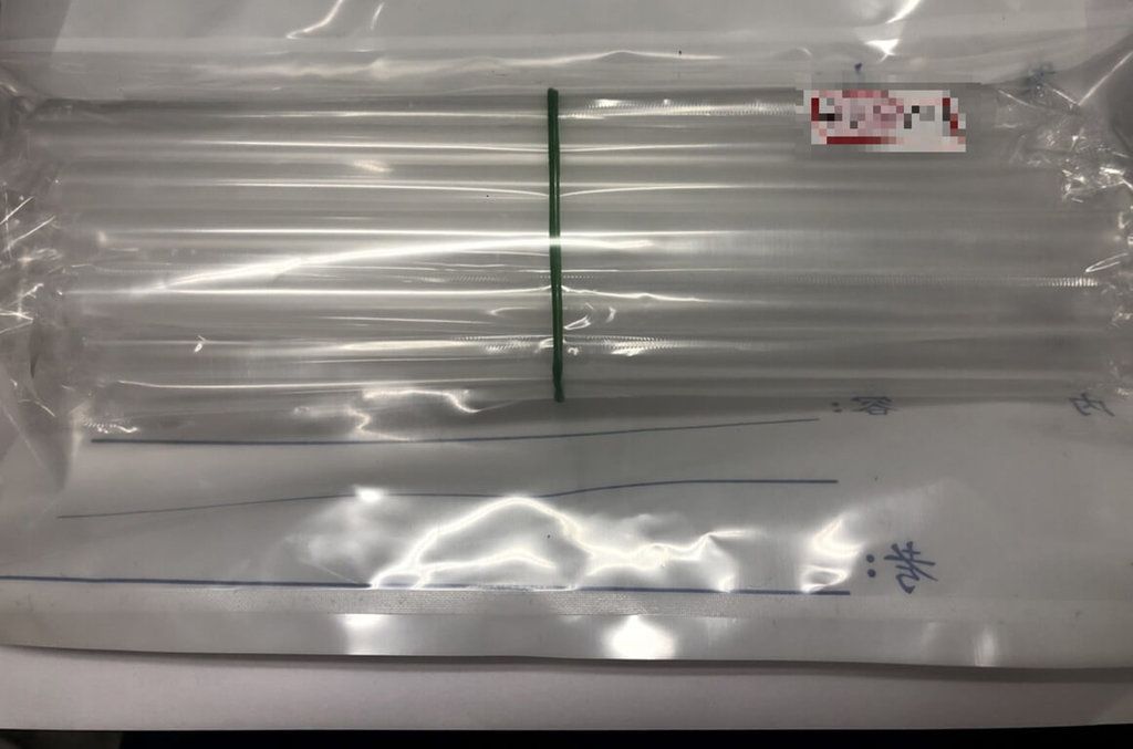 ▲彰化檢方25日宣布查獲田尾鄉邱姓村長候選人及鄭姓樁腳以現金賄選，檢方指出，邱姓村長候選人等人涉嫌將千元大鈔藏在吸管行賄。（彰化地檢署提供）