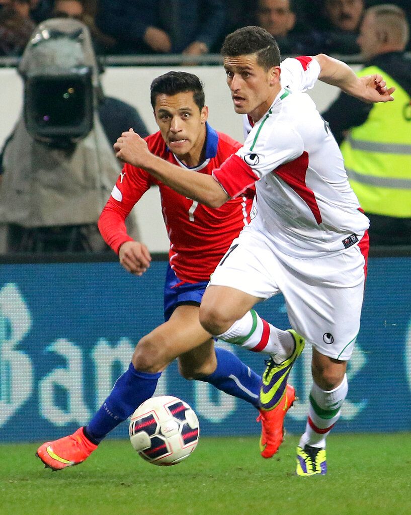 ▲伊朗政府今天以散布反對政權的政治宣傳為由，逮捕國內前知名足球員加富里（右）。（圖／美聯社／達志影像）