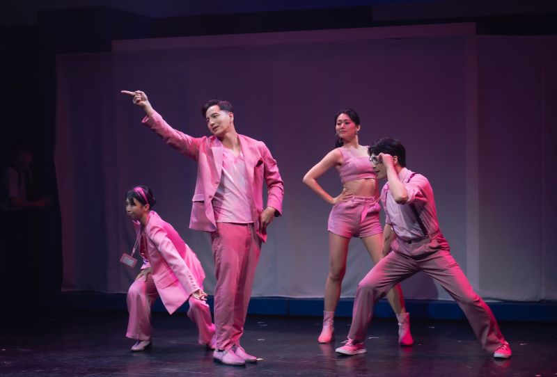 ▲楊奇煜（左二）在舞台劇《我在詐騙公司上班》挑戰唱歌、跳舞、演戲。（圖／果陀）
