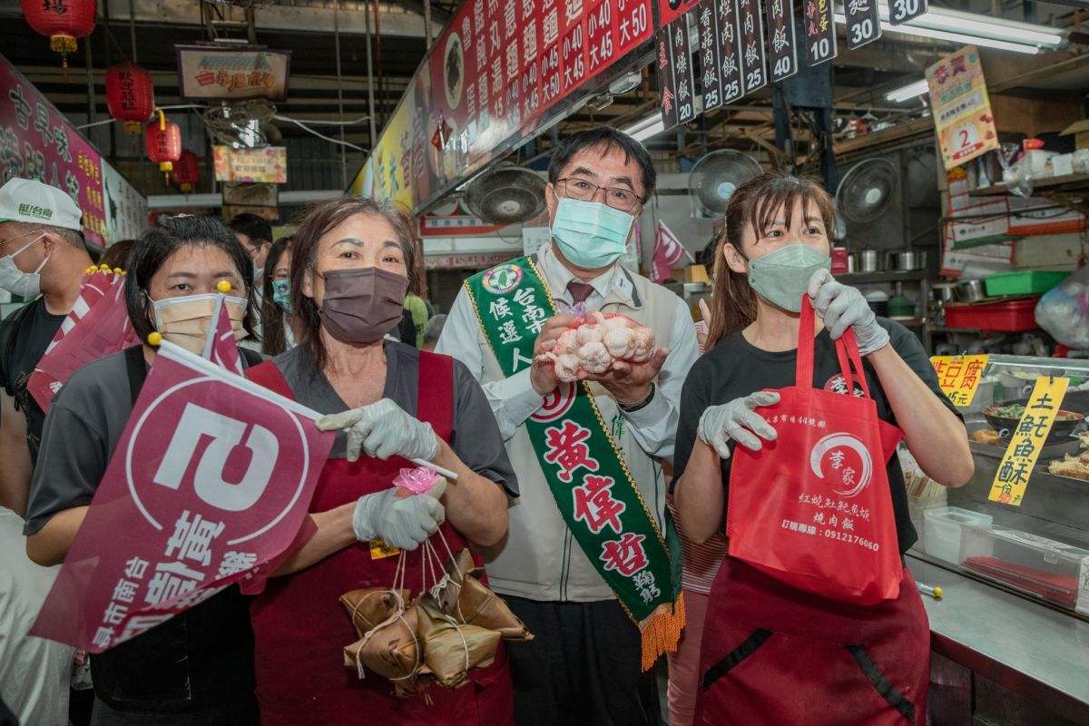 ▲九合一選舉進入倒數衝刺階段，台南市長黃偉哲車隊密集掃街，盼能衝出高投票率與支持度。（圖／黃偉哲競總提供）