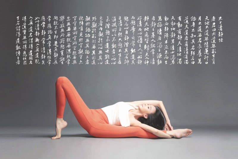 ▲蕭薔示範仰天扭轉美人式。(圖/珍世美學慈善基金會提供)