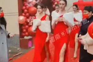 最神伴娘團!烏國8正妹「高衩紅裙」賀新婚 新郎險看呆