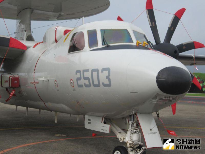 ▲編號2503號機E-2K空中預警機因起落架故障,以機腹著地降落偏離跑道。(資料照/記者呂炯昌攝)