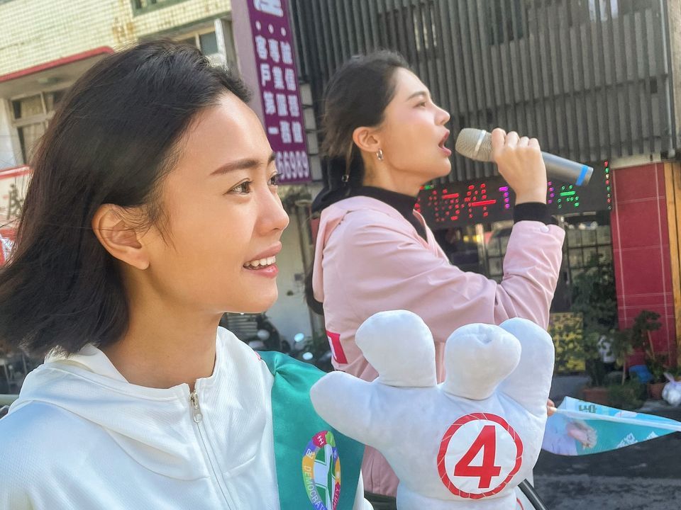 ▲里唯與賴品妤一同掃街。（圖／翻攝自賴品妤臉書）