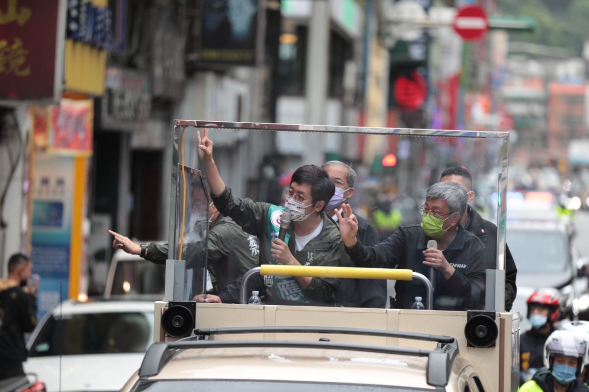 ▲選前倒數，陳建仁特別前往基隆與蔡適應一同車隊掃街。（圖／蔡適應競辦提供）