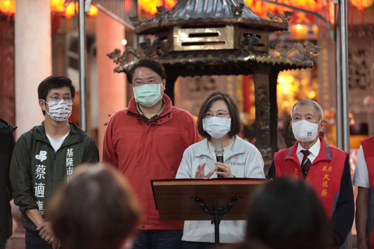 ▲蔡英文赴基隆七堵大德廟參香，蔡適應、林右昌一同現身。（圖／民進黨提供）