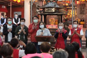 蔡英文赴基隆七堵大德廟參香,蔡適應、林右昌一同現身。(圖/民進黨提供) ▲蔡英文赴基隆七堵大德廟參香,蔡適應、林右昌一同現身。(圖/民進黨提供)