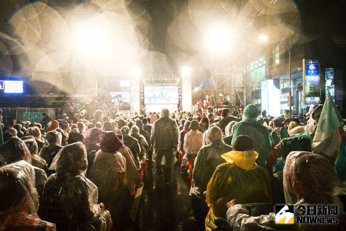 ▲民進黨台北市長候選人陳時中選前之夜於競選總部前、北平東路登場，現場湧入3.5萬人。（圖／記者葉政勳攝，2022.11.25）