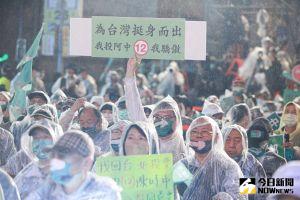 陳時中「為台北挺身而出」選前之夜於北平東路登場,現場支持者熱情相挺。 ▲陳時中「為台北挺身而出」選前之夜於北平東路登場,現場支持者熱情相挺。(圖/記者葉政勳攝,2022.11.25)