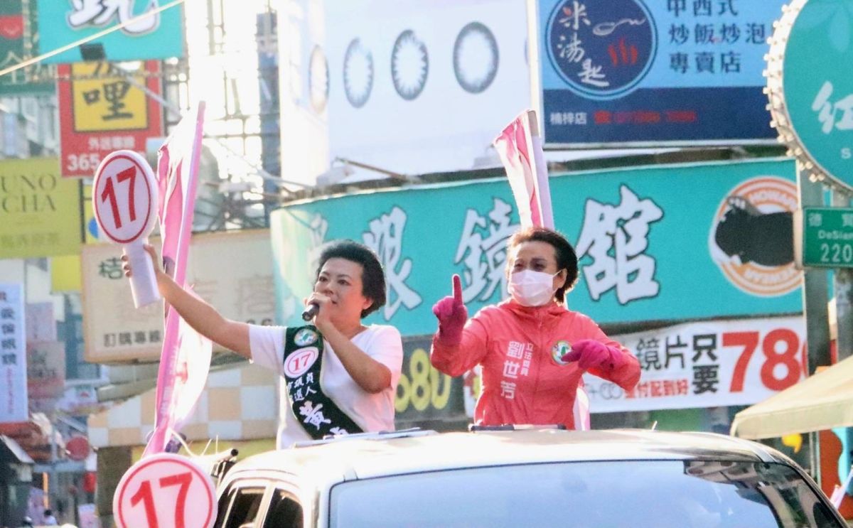 ▲黃偵琳非常感謝劉世芳委員這幾個月的相挺，無論是站路口、掃菜市場、車隊掃街，委員都全力相挺，對她的選情甚至比她自己還緊張。(圖／記者郭凱杰翻攝)