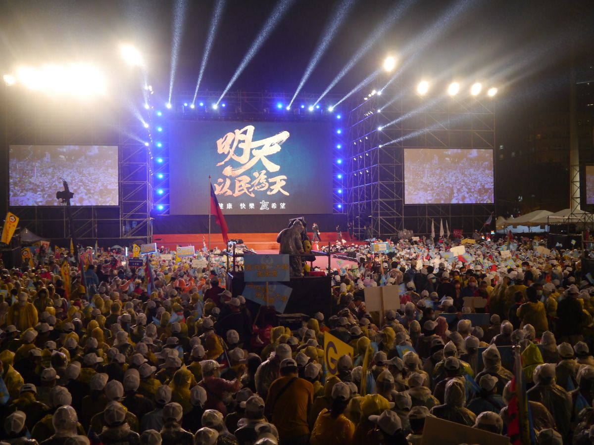 ▲侯友宜於板橋第一體育場前廣場舉辦《是時「侯」！以民為天》選前之夜晚會，現場湧入大量人潮。（圖 ／記者吳嘉億，2022.11.25）