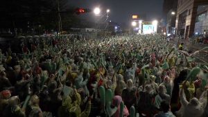 即使台北晚間下大雨,陳時中「為台北挺身而出」選前之夜仍湧進2.5萬名支持者,期待首都變天。 ▲即使台北晚間下大雨,陳時中「為台北挺身而出」選前之夜仍湧進6萬名支持者,期待首都變天。(圖/陳時中辦公室提供)