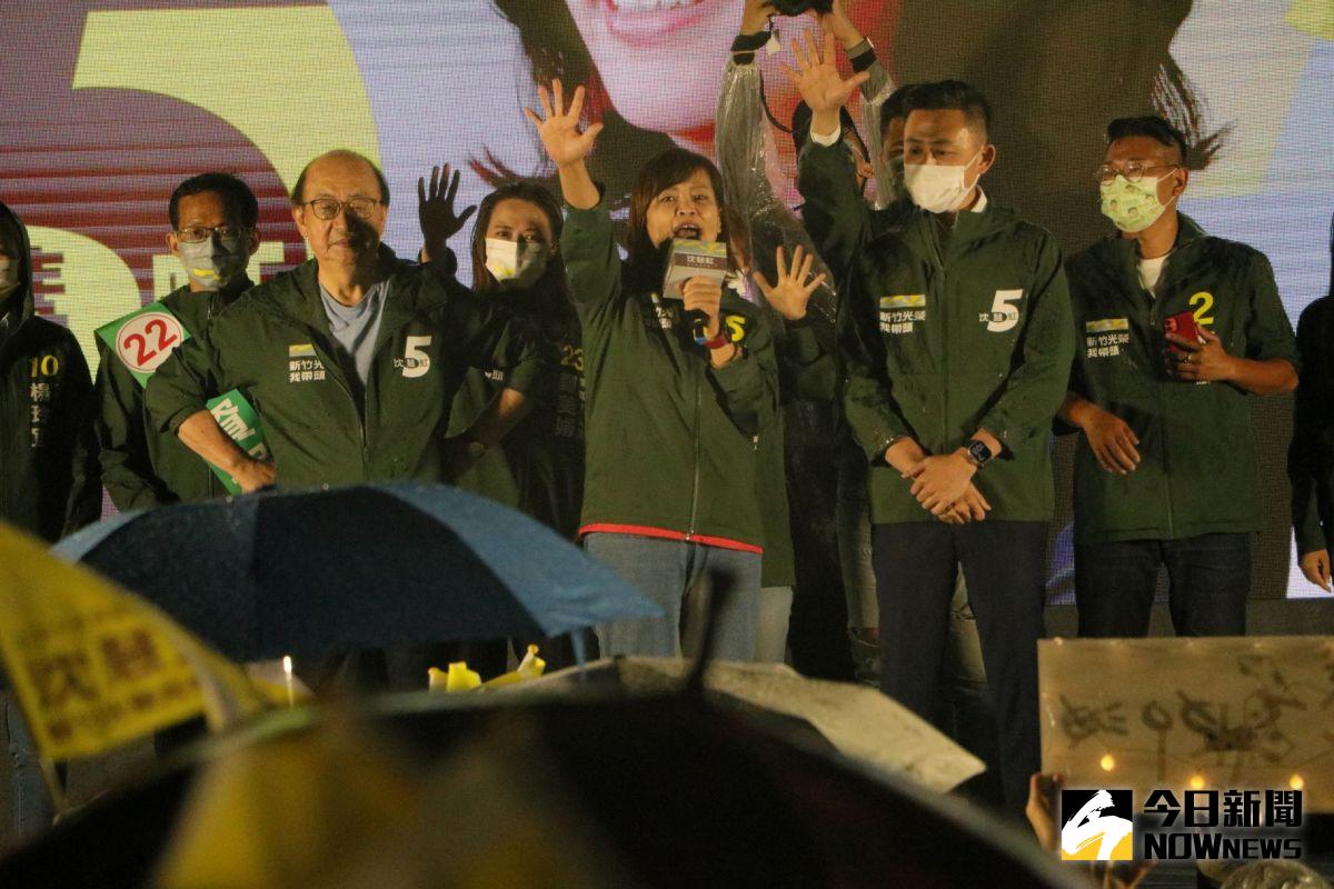 ▲民進黨新竹市長候選人沈慧虹今（25）日晚間在競選總部前舉行選前之夜大遊行，新竹市長林智堅、民進黨立院黨團總召柯建銘也到場支持。（圖／記者許若茵攝，2022.11.25）