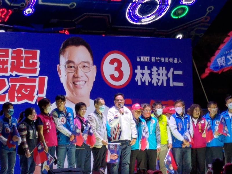 ▲新竹市國民黨候選人林耕仁選前之夜號召支持者遊行大團結。（圖／ 記者甘庭嘉攝，2022.11.25）