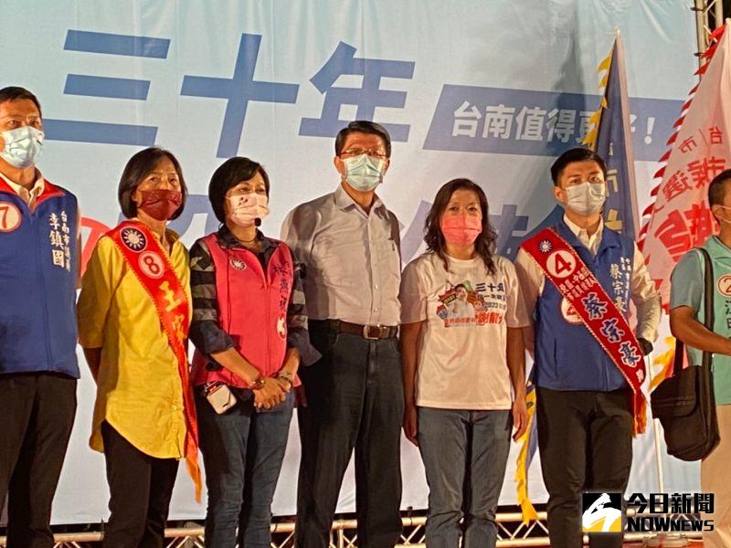 ▲國民黨台南市長候選人謝龍介(左四)舉辦「翻轉台南」選前之夜晚會。(圖/記者楊穎軒攝)