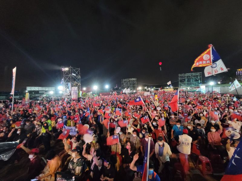 ▲表演接二連三而來,現場有如一場小型跨年演唱會,許多選民不僅揮舞著國旗,還跟著一起熱舞。