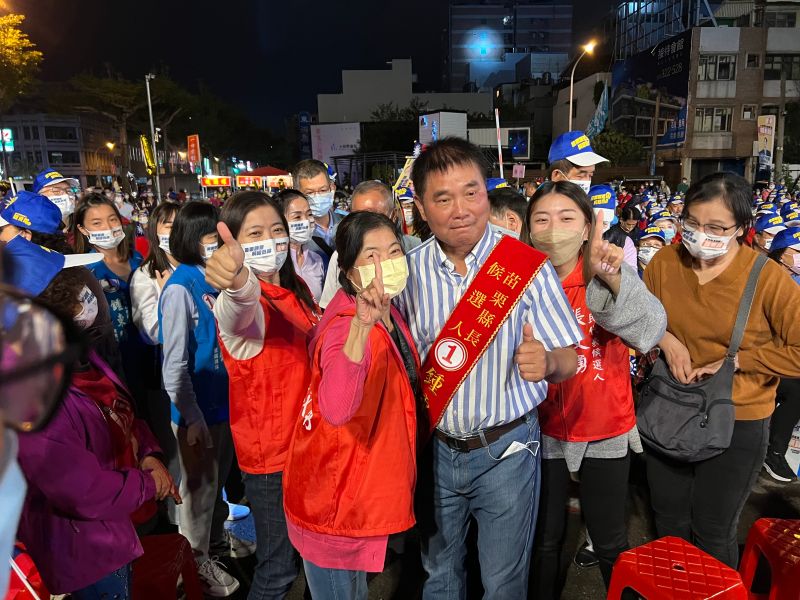 ▲鍾東錦進場時,不少熱情的鄉親激動地上前握手、合影,甚至有人差點失足跌倒。(圖/記者張志浩攝)