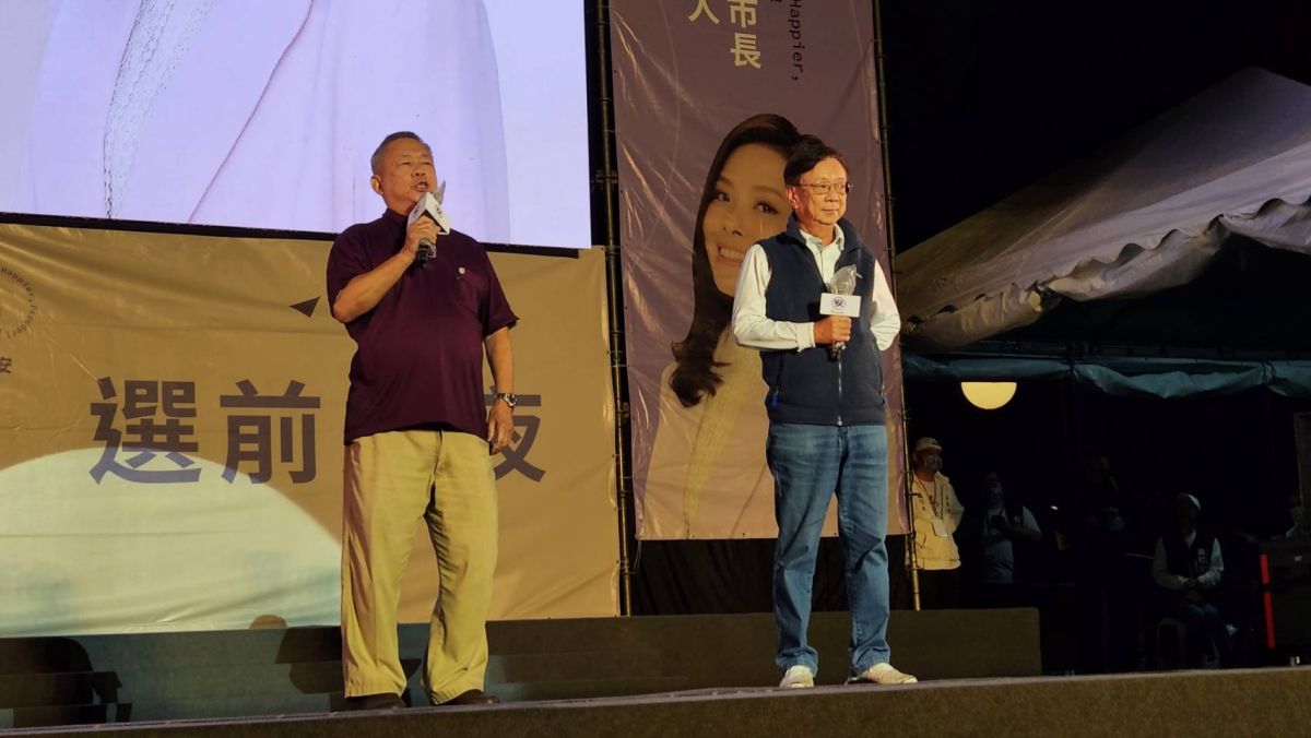 ▲科學園區同業公會前理事長謝其嘉（左）、聯電榮譽副董事長宣明智（右）為民眾黨新竹市長候選人高虹安站台。（圖／記者李琦瑋攝，2022.11.25）