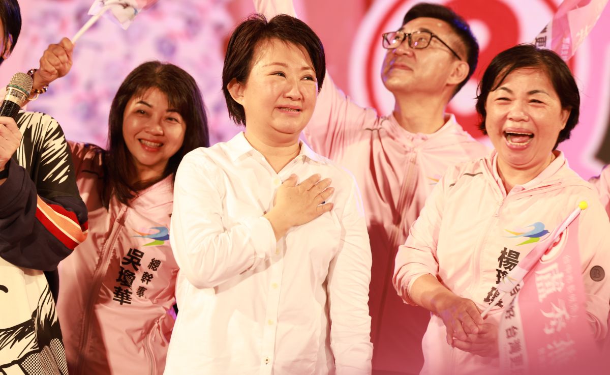 ▲盧秀被支持者熱情感動到熱淚盈眶，一度講不出話來。此時後方的江啟臣發現天空開始下雨。（圖／盧秀燕競總提供，2022.11.25）