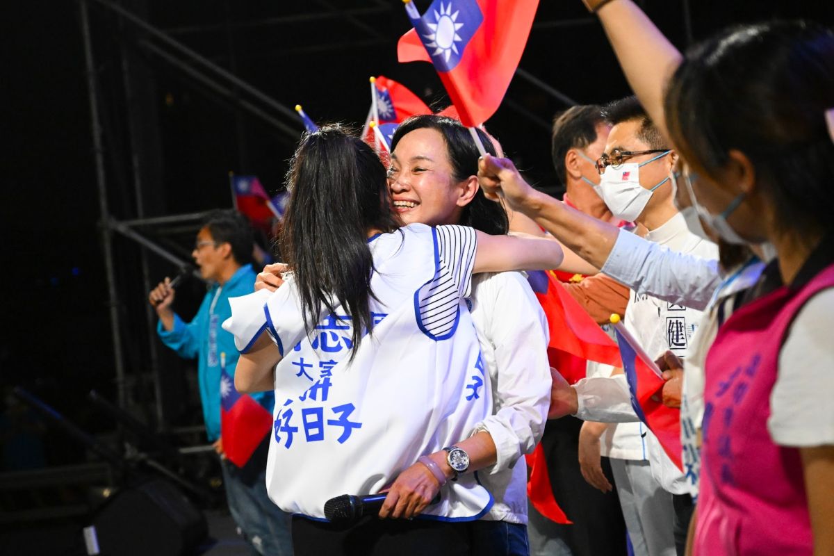 ▲柯志恩女兒也現身與媽媽相互擁抱，兩人紅了眼眶，在眾人齊呼中，見證高雄翻轉契機。（圖／柯志恩競總提供）