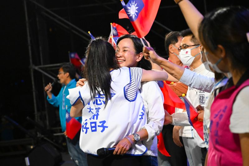 ▲柯志恩女兒也現身與媽媽相互擁抱，兩人紅了眼眶，在眾人齊呼中，見證高雄翻轉契機。（圖／柯志恩競總提供）