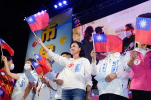 ▲柯志恩上台致詞時，除了質疑民進黨長期執政，對於經濟、兩岸、人民的漠視，更進一步提到民進黨不會提出問題。