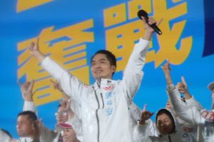 蔣萬安 ▲蔣萬安選前之夜大造勢,蔣萬安全身都淋溼。(圖/記者康仲誠攝,2022.11.25)
