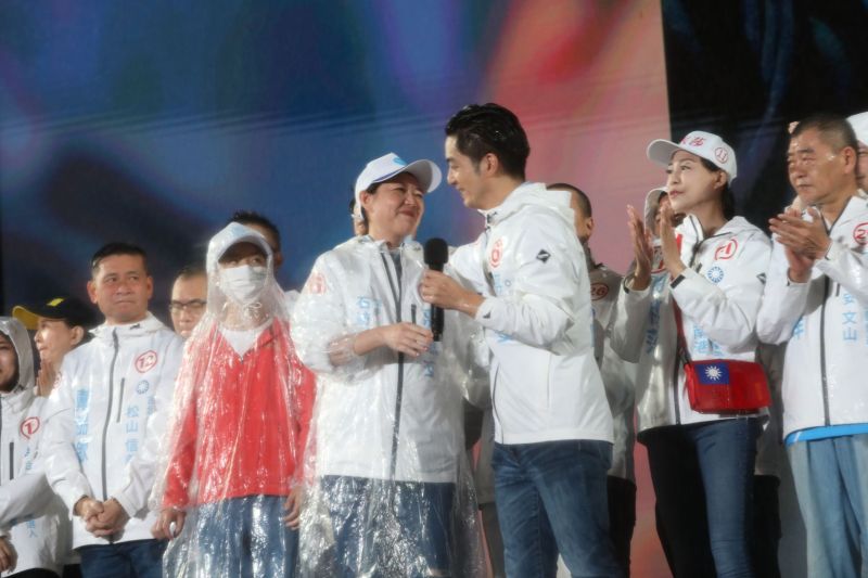 ▲蔣萬安太太、兒子現身選前之夜,幫蔣萬安加油。(圖/記者康仲誠攝,2022.11.25)