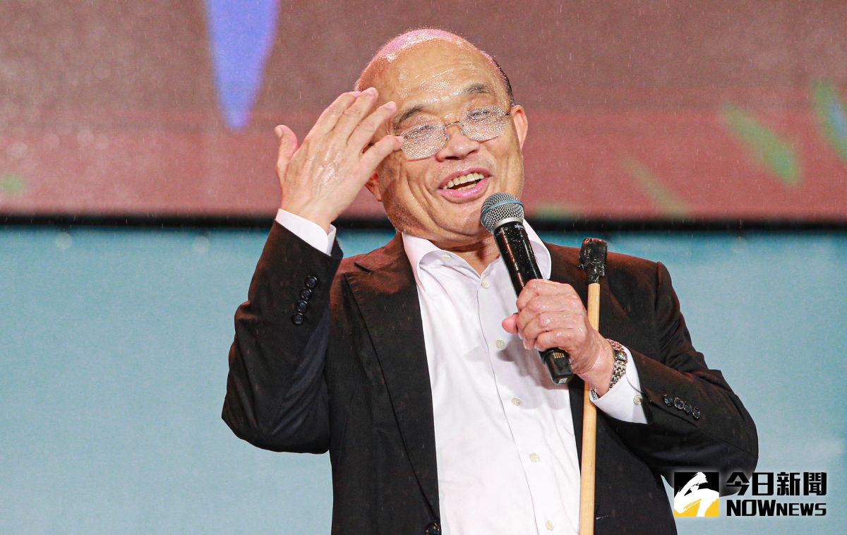 ▲蘇貞昌在陳時中選前之夜冒雨助講，自嘲眼鏡全濕看不清楚，但髮型很適合風雨。（圖／記者葉政勳攝，2022.11.25）