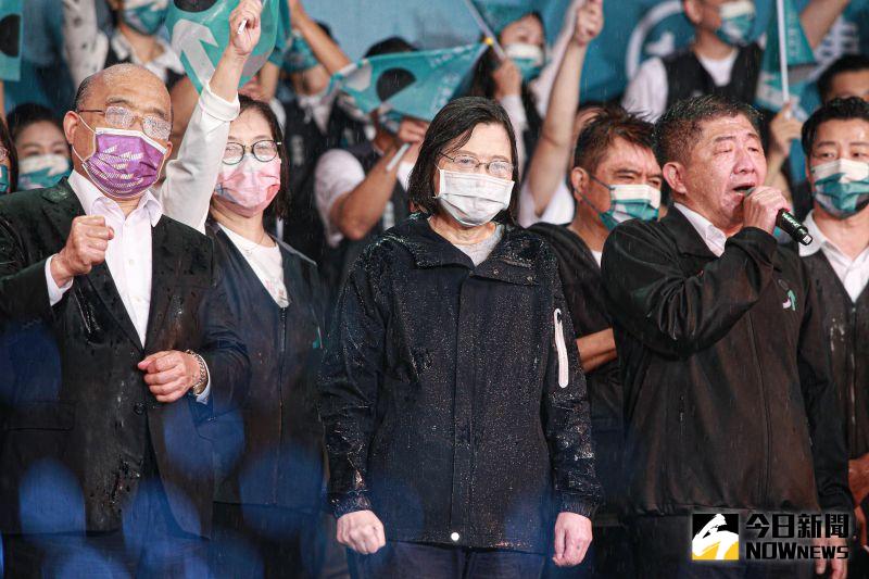 ▲陳時中選前之夜雨勢滂沱,蔡英文、蘇貞昌等人即使濕身,仍與6萬名台北市民戰到最後一刻。(圖/記者葉政勳攝,2022.11.25)