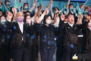 陳時中選前之夜雨勢滂沱,蔡英文、蘇貞昌等人即使濕身,仍與6萬名台北市民戰到最後一刻。 ▲陳時中選前之夜雨勢滂沱,蔡英文、蘇貞昌等人即使濕身,仍與6萬名台北市民戰到最後一刻。(圖/記者葉政勳攝,2022.11.25)