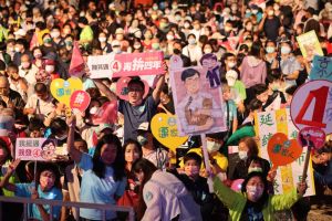 ▲高雄市長陳其邁選前之夜湧進5萬名支持者，現場大喊「議會過半」。（圖／記者郭俊暉攝,2022.11.25）