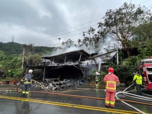 ▲新店區新烏路1處鐵皮倉庫、住宅清晨傳出火警，警消到場迅速將火撲滅，7旬男屋主失聯中。（圖／翻攝畫面）