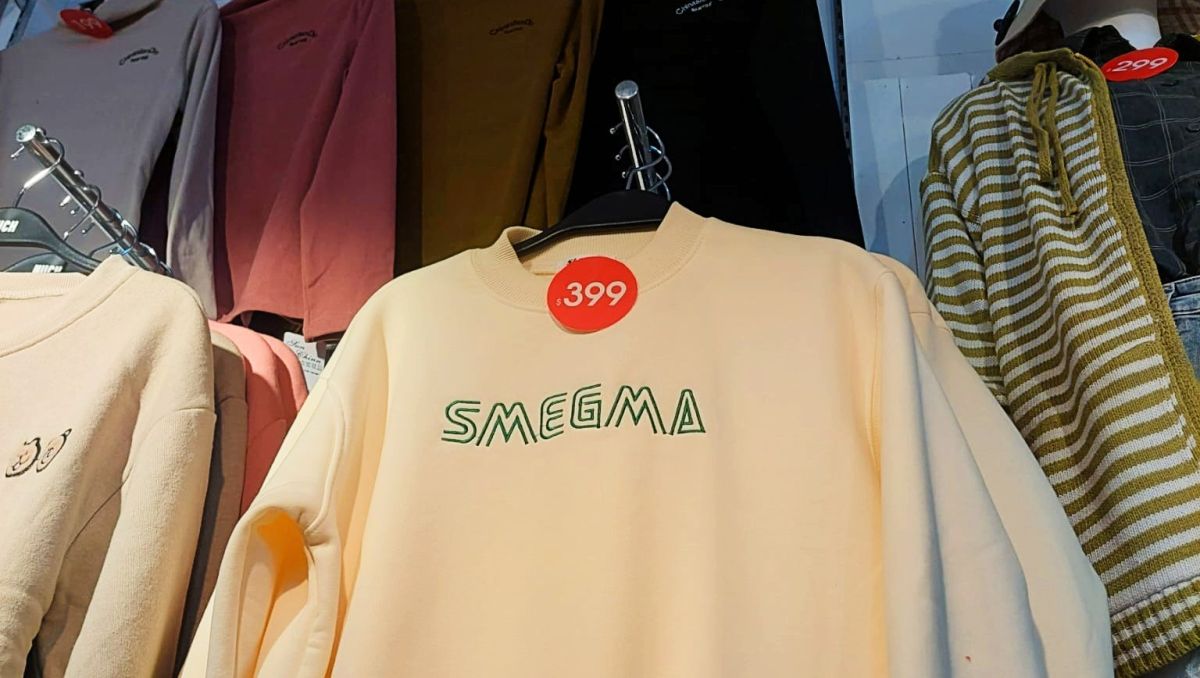 ▲網友在高雄逛街看見這件潮Ｔ，正面英文單字讓他直呼「太可怕」，並提醒Google前要有心理準備。（圖／網友授權提供）