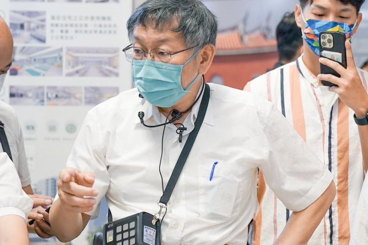 ▲柯文哲早8就現身金甌女中投票，與民眾一同排隊、量體溫。（圖／柯文哲臉書）