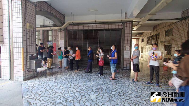 ▲今(26)日高雄天氣晴,一早各投票所便湧入排隊投票人潮,但陳其邁認為人潮比往年少,讓他非常擔心投票率。(圖/記者鄭婷襄攝,2022.11.26)