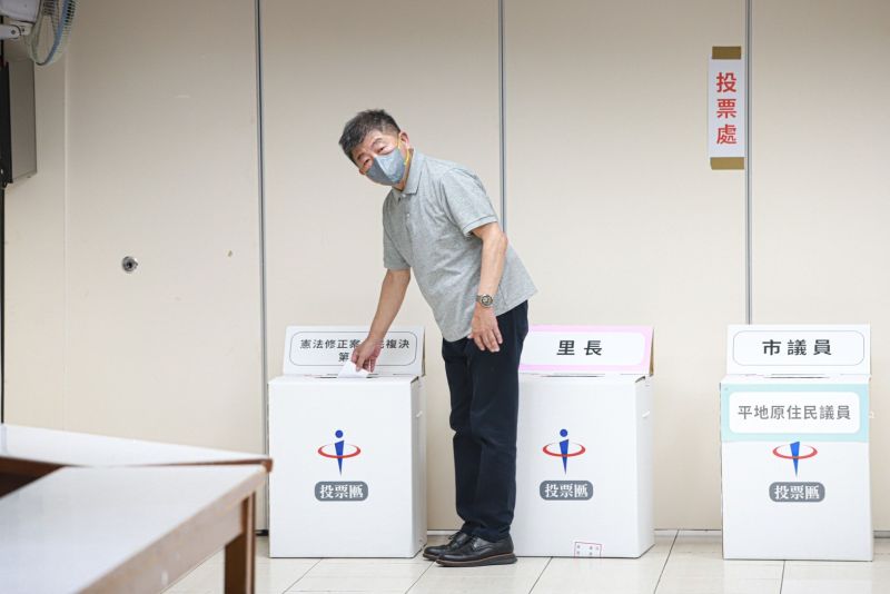 ▲台北市長候選人陳時中一身輕便，和兒子一同前往投票。（圖／記者葉政勳攝）